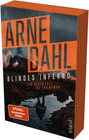 Das Buchcover zeigt den Namen des Autors ARNE DAHL in großformatigen, schmalen, diagonalen orangen Großbuchstaben über einem düsteren Landschaftsbild. Titel „Blindes Inferno“ steht in weißen Großbuchstaben, darunter die Unterzeile „Ein neuer Fall für Eva Nyman“ in kleinerem Orange. Motiv: brennendes Haus am Hügel, dunkler Sturmhimmel und im Vordergrund eine Pfützenreflexion einer stehenden Silhouette. Farbpalette: Orange, Schwarz, Grau. Ein orangefarbener Button unten links mit dem Text „SPIEGEL Bestseller-Autor“.