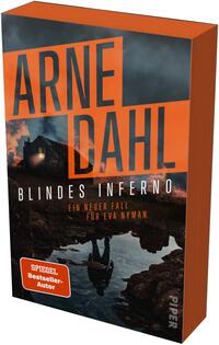 Das Buchcover zeigt den Namen des Autors ARNE DAHL in großformatigen, schmalen, diagonalen orangen Großbuchstaben über einem düsteren Landschaftsbild. Titel „Blindes Inferno“ steht in weißen Großbuchstaben, darunter die Unterzeile „Ein neuer Fall für Eva Nyman“ in kleinerem Orange. Motiv: brennendes Haus am Hügel, dunkler Sturmhimmel und im Vordergrund eine Pfützenreflexion einer stehenden Silhouette. Farbpalette: Orange, Schwarz, Grau. Ein orangefarbener Button unten links mit dem Text „SPIEGEL Bestseller-Autor“.