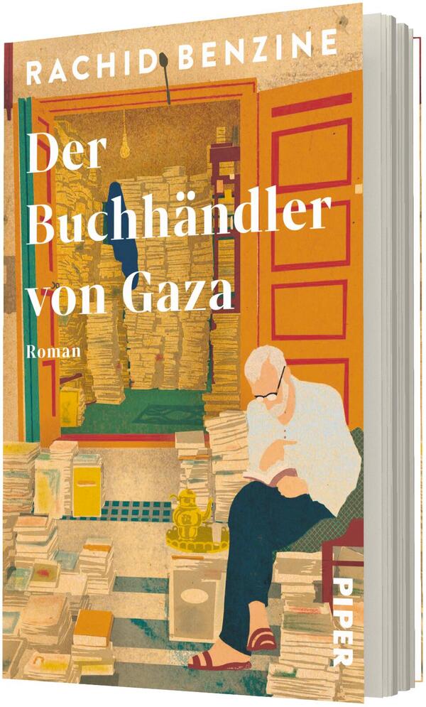 Das Buchcover zeigt einen älteren Mann in weißem Hemd und dunkelblauer Hose, der auf einem Hocker vor einem Bücherstapel sitzt und in einem Buch liest; um ihn herum liegen zahlreiche aufgetürmte Bücher bis in den geöffneten, orange-rot gerahmten Türbogen eines Buchladens. Farbpalette in warmen Gelb-, Orange- und Sandtönen; Titel „Der Buchhändler von Gaza“ und Autor „Rachid Benzine“ groß in weißer Typografie auf dem Bild. Atmosphärisch ruhig, introspektiv.
