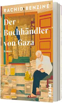 Das Buchcover zeigt einen älteren Mann in weißem Hemd und dunkelblauer Hose, der auf einem Hocker vor einem Bücherstapel sitzt und in einem Buch liest; um ihn herum liegen zahlreiche aufgetürmte Bücher bis in den geöffneten, orange-rot gerahmten Türbogen eines Buchladens. Farbpalette in warmen Gelb-, Orange- und Sandtönen; Titel „Der Buchhändler von Gaza“ und Autor „Rachid Benzine“ groß in weißer Typografie auf dem Bild. Atmosphärisch ruhig, introspektiv.