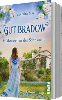 Das Buchcover zeigt eine idyllische Landschaft mit einem großen, historischen Gebäude im Hintergrund, umgeben von grünen Wiesen und blühenden Pflanzen. Im Vordergrund steht eine Frau mit langen, braunen Haaren, die ein hellblaues Kleid trägt und in Richtung des Hauses blickt. Der Titel „GUT BRADOW“ und der Untertitel „Jahreszeiten der Sehnsucht“ sind in eleganter Schrift in einem sanften Blauton gehalten. Oben auf dem Cover steht der Name der Autorin, Valentina May, deutlich sichtbar.
