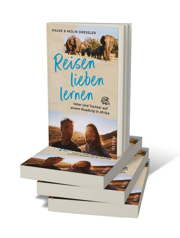 Bücherstapel des Buches „Reisen lieben lernen“