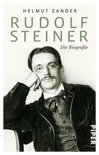 Das Buchcover zeigt ein Porträt von Rudolf Steiner in Schwarz-Weiß, in dem er mit einem nachdenklichen Gesichtsausdruck und Brille dargestellt ist. Er trägt einen eleganten, schwarz-grauen Anzug mit einer hellen Krawatte. Der Hintergrund ist in sanften Cremefarben gehalten. Oben ist der Schriftzug „Helmut Zander“ in kleiner, schwarzer Schrift platziert, während „RUDOLF STEINER“ in großen, grünen Buchstaben prominent hervorgehoben ist. Darunter steht „Die Biografie“ in einer dezenteren Schriftart.