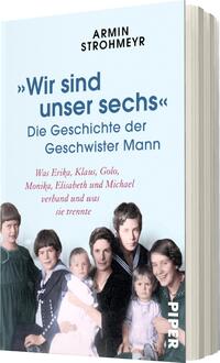 Das Buchcover zeigt eine sanfte, hellblaue Hintergrundfarbe. In der oberen Hälfte steht in großen, grauen Buchstaben der Titel „Wir sind unser sechs“. Darunter, in kleinerer Schrift, steht der Untertitel „Die Geschichte der Geschwister Mann“ in einem schlichten Blau. Am unteren Rand sind die Namen „Armin Strohmeyer“ und „PIPER“ abgebildet. Das Cover zeigt eine historische Fotografie von sechs Geschwistern, die in traditionellen Kleidern posieren, was eine nostalgische und familiäre Atmosphäre vermittelt.