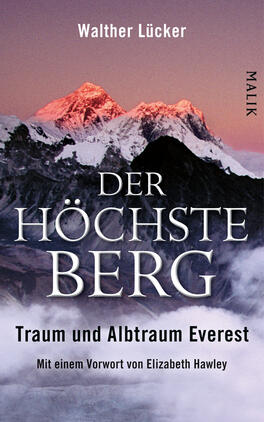 Der höchste Berg Das Buchcover zeigt eine majestätische Berglandschaft mit dem Everest im Hintergrund, dessen Gipfel von einem warmen Sonnenlicht in sanften Rottönen beleuchtet wird. Die obere Hälfte ist von dunklen, grauen Felsen geprägt, während die unteren Bereiche in kühlen Blautönen gehalten sind. Der Titel „DER HÖCHSTE BERG“ ist in eleganter, weißer Typografie prominent platziert. Darunter steht der Untertitel „Traum und Albtraum Everest“ in kleinerer Schrift. Der Autor Walther Lücker ist oben auf dem Cover angegeben.
