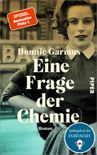 Das Buchcover zeigt eine Frau mit vintage-inspirierter Frisur und einem weißen Kragen. Der Hintergrund ist in gedämpften Farbtönen gehalten, was eine nostalgische Atmosphäre vermittelt. Der Titel „Eine Frage der Chemie“ ist in großen, weißen Buchstaben platziert, während der Autorinnenname „Bonnie Garmus“ oben in elegantem Schwarz steht. In der oberen linken Ecke befindet sich ein rotes Label mit der Aufschrift „SPIEGEL Bestseller Platz 1“. Das Cover vermittelt einen Eindruck von zeitloser Eleganz und einem spannenden literarischen Inhalt.