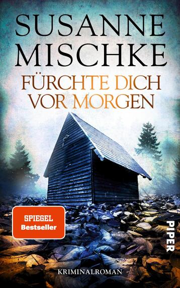 Das Buchcover zeigt ein düsteres Waldsetting mit einem einsamen, schräg stehenden Holzhaus, umgeben von grauen Steinen. Der Himmel ist in kühlen Blau- und Grüntönen gehalten, was eine mysteriöse Atmosphäre schafft. Der Titel „Fürchte dich vor Morgen“ ist in auffälliger, goldener Schrift platziert, während der Autorenname „Susanne Mischke“ darüber in schwarz erscheint. Ein runder, roter Sticker mit der Aufschrift „SPIEGEL Bestseller“ hebt sich klar ab. Unten rechts ist das Wort „PIPER“ als Verlagsbezeichnung angegeben.