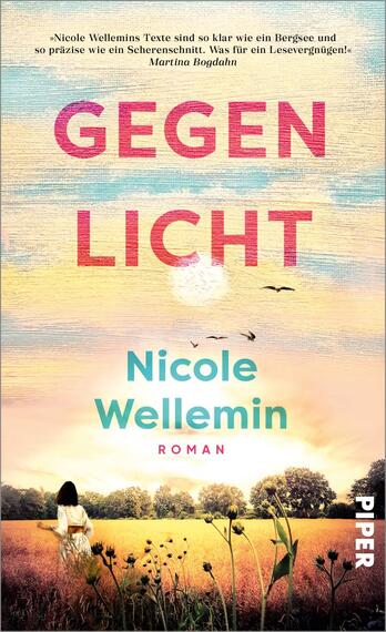 Das Buchcover zeigt eine weite, goldene Kornfeldlandschaft im Gegenlicht eines tiefstehenden, weißen Sonnenballs vor pastellfarbenem Himmel in Gelb-, Orange-, Rosa- und Hellblautönen. Oben prangt groß die Titelzeile „GEGEN LICHT“ in kräftigem Rosa, darunter der Autorenname „Nicole Wellemin“ in türkisfarbener Groteskschrift und die kleine rote Genreangabe „ROMAN“. Vorne links eine schwarze Silhouette einer nach vorn gehenden Frau; Vögel fliegen über den Horizont. Stimmung: still, melancholisch, warm.