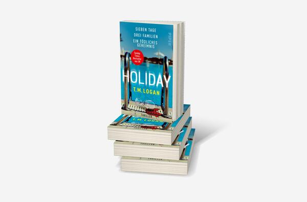 Bücherstapel des Buches „Holiday – Sieben Tage. Drei Familien. Ein tödliches Geheimnis.“