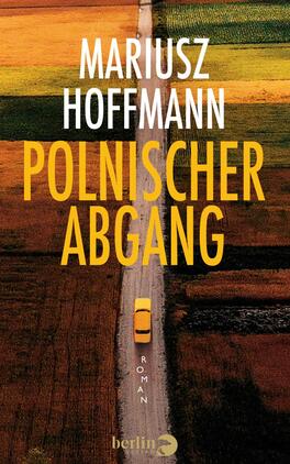 Das Buchcover zeigt eine malerische landschaftliche Szene mit einem großen, gelben Auto, das auf einer schmalen Straße fährt. Die umgebenden Felder sind in warmen Erdtönen gehalten, überwiegend in Gold- und Brauntönen mit vereinzelten grünen Abschnitten. Der Titel „POLNISCHER ABGANG“ ist in großen, auffälligen, gelben Buchstaben nach oben versetzt platziert, während der Autor Mariusz Hoffmann in etwas kleinerer, weißer Schrift darüber steht. Das Cover vermittelt eine harmonische, aber auch melancholische Atmosphäre.