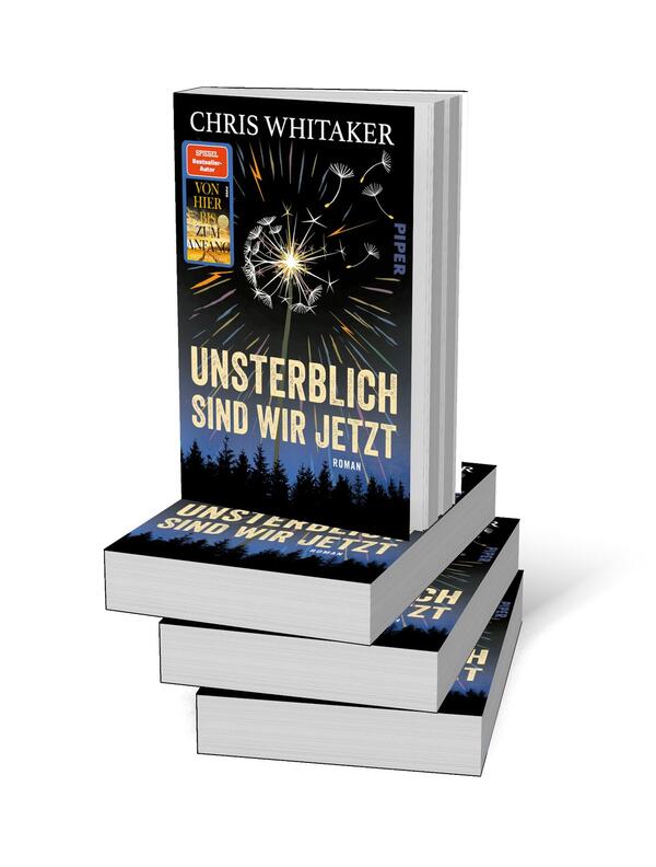 Bücherstapel des Buches „Unsterblich sind wir jetzt“