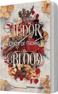 Das Buchcover zeigt eine stilisierte Darstellung einer Krone, umgeben von roten Rosen und goldenen Blättern, die die Atmosphäre von Macht und Intrigen vermitteln. Im Hintergrund ist eine strukturierte, graue Fläche zu sehen. Der Titel „Tudor: Queen of Thorns“ ist in eleganter, geschwungener Schriftart platziert, während das Wort „BLOOD“ in markanter, größerer Schrift hervorsticht. Der Autorenname, Nika S. Daveron, ist am oberen Rand des Covers platziert.