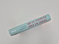 Außenansicht des Buches „Und sie schenkten ihnen ein Zuhause“