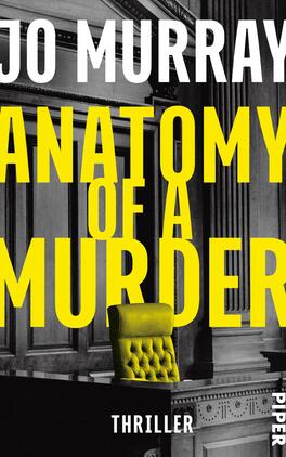 Das Buchcover zeigt einen dramatischen Gerichtssaal im Hintergrund, dessen Wände dunkle Holzvertäfelungen aufweisen. Im Vordergrund steht ein leuchtend gelber Stuhl, der stark kontrastiert und die zentrale Position des Covers einnimmt. Der Titel „ANATOMY OF A MURDER“ ist in großen, fettgedruckten Buchstaben in Weiß und Gelb gestaltet, während der Schriftzug „THRILLER“ in ebenfalls weißer Schrift am unteren Rand steht. Der Autorname „Jo Murray“ steht oben in kleinerer, weißer Schrift. Die Gesamtatmosphäre vermittelt einen spannungsgeladenen Eindruck.