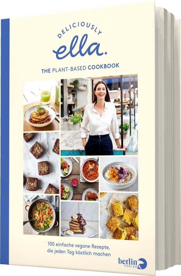 Das Buchcover zeigt eine helle, freundliche Gestaltung mit sanften Farben. Oben prangt der Titel „deliciously ella“ in blauer Schrift. Darunter steht „THE PLANT-BASED COOKBOOK“ in etwas kleinerer Schrift. Im Hauptteil des Covers ist eine lächelnde Frau in moderner Kleidung zu sehen, umgeben von Bildern köstlicher veganer Gerichte, darunter Pfannkuchen, Schokoladensnacks und Salate. Das Cover vermittelt eine einladende und gesunde Atmosphäre und spricht das Thema pflanzenbasierter Ernährung an.