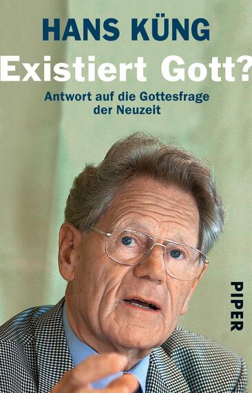 Das Buchcover zeigt einen portraitierten älteren Mann mit grauen Haaren und einer Brille, der eindringlich in die Kamera schaut. Im Hintergrund sind sanfte grüne Töne zu erkennen. Oben steht der Titel „Existiert Gott?“ in großen, weißen Buchstaben, darunter der Untertitel „Antwort auf die Gottesfrage der Neuzeit“ in kleinerer Schrift. Der Autor, Hans Küng, ist ebenfalls in großer Schrift oben auf dem Cover platziert. Am unteren Rand ist das Verlagslogo „PIPER“ in kleinerer Schrift sichtbar.