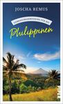 Das Buchcover zeigt eine idyllische Landschaft der Philippinen mit einem hohen, schneebedeckten Vulkan im Hintergrund und üppigen grünen Hügeln im Vordergrund. Palmbaeume rahmen die Szene ein, während ein klarer Himmel in sanften Blautönen darüber strahlt. Der Titel „Philippinen“ steht in einer auffälligen, gelben Schrift, während der Untertitel „Gebrauchsanweisung für die“ in weißer Schrift auf einem blauen Banner platziert ist. Der Autor, Joscha Remus, ist im oberen Bereich in einer klaren, eleganten Schrift hervorgehoben.