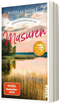 Das Buchcover zeigt eine malerische Landschaft mit einem ruhigen Gewässer und sanften, bewaldeten Ufern. Die Farbpalette umfasst sanfte Blau- und Brauntöne, die eine friedliche Atmosphäre vermitteln. Oben steht der Titel „Gebrauchsanweisung für Masuren“ in auffälliger, pinker Schrift. Der Autorname „Andreas Kossert“ ist in weißer Schrift am oberen Rand platziert. Ein gelb-weißes Emblem im unteren rechten Bereich hebt den Gewinn des „ITB Berlin BuchAward 2023“ hervor. Darunter steht in orange „SPIEGEL Bestseller-Autor“.