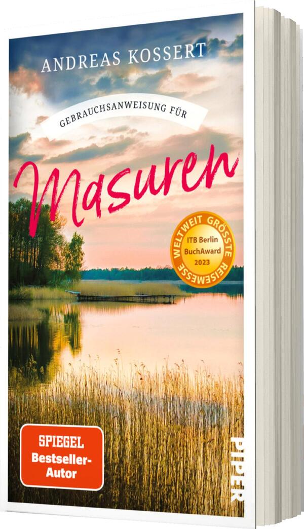 Das Buchcover zeigt eine malerische Landschaft mit einem ruhigen Gewässer und sanften, bewaldeten Ufern. Die Farbpalette umfasst sanfte Blau- und Brauntöne, die eine friedliche Atmosphäre vermitteln. Oben steht der Titel „Gebrauchsanweisung für Masuren“ in auffälliger, pinker Schrift. Der Autorname „Andreas Kossert“ ist in weißer Schrift am oberen Rand platziert. Ein gelb-weißes Emblem im unteren rechten Bereich hebt den Gewinn des „ITB Berlin BuchAward 2023“ hervor. Darunter steht in orange „SPIEGEL Bestseller-Autor“.