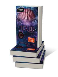 Bücherstapel des Buches „Hexed“
