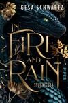 Das Buchcover zeigt einen mystischen Drachen in dunklen Blau- und Grüntönen, dessen schimmernde Schuppen detailreich gestaltet sind. Im Hintergrund sind florale Elemente und goldene Akzente, die eine magische Atmosphäre schaffen. Der Titel „In Fire and Rain“ erscheint in eleganter, goldener Typografie, während der Untertitel „Sturmkuß“ ebenfalls in Gold gehalten ist. Der Name der Autorin Gesa Schwartz steht prominent oben auf dem Cover.