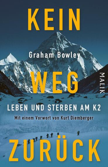 Das Buchcover zeigt eine majestätische Berglandschaft mit dem K2 im Hintergrund, der von schneebedeckten Gipfeln umgeben ist. Im Vordergrund sind Silhouetten von Personen, die einen verschneiten Hang hinaufgehen. Der Titel „KEIN WEG ZURÜCK“ ist in großen, gelben Buchstaben platziert, darunter steht der Autor „Graham Bowley“ in kleinerer Schrift. Der Untertitel „LEBEN UND STERBEN AM K2“ sowie der Hinweis auf das Vorwort von „Kurt Diemberger“ sind ebenfalls sichtbar. Die Farbpalette umfasst verschiedene Blautöne und Weiß, die eine kalte, hohe Atmosphäre vermitteln.