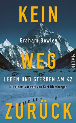 Das Buchcover zeigt eine majestätische Berglandschaft mit dem K2 im Hintergrund, der von schneebedeckten Gipfeln umgeben ist. Im Vordergrund sind Silhouetten von Personen, die einen verschneiten Hang hinaufgehen. Der Titel „KEIN WEG ZURÜCK“ ist in großen, gelben Buchstaben platziert, darunter steht der Autor „Graham Bowley“ in kleinerer Schrift. Der Untertitel „LEBEN UND STERBEN AM K2“ sowie der Hinweis auf das Vorwort von „Kurt Diemberger“ sind ebenfalls sichtbar. Die Farbpalette umfasst verschiedene Blautöne und Weiß, die eine kalte, hohe Atmosphäre vermitteln.