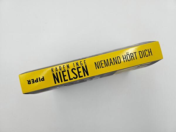 Außenansicht des Buches „Niemand hört dich“