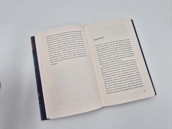 Außenansicht des Buches „O Caledonia“