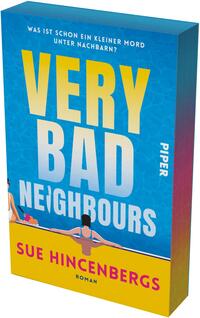 Das Buchcover zeigt einen hellblauen Poolhintergrund mit Wassertextur; in großer, gelb‑weiß verlaufender Schrift der Titel „VERY BAD“ und darunter in blassem Blau „NEIGHBOURS“. Oben steht in Weiß die Frage „WAS IST SCHON EIN KLEINER MORD UNTER NACHBARN?“. Am unteren Rand ein gelber Balken mit dem Autorennamen „Sue Hincenbergs“ in magentafarbenen Großbuchstaben und der Angabe „Roman“. Im Vordergrund eine Frau im blauen Badeanzug, Rücken zur Betrachterin, am Beckenrand; links sind weitere Personen und Getränke angedeutet, sommerlich-ironische Atmosphäre mit unterschwelliger Spannung.