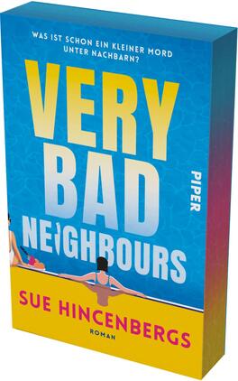Very Bad Neighbours Das Buchcover zeigt einen hellblauen Poolhintergrund mit Wassertextur; in großer, gelb‑weiß verlaufender Schrift der Titel „VERY BAD“ und darunter in blassem Blau „NEIGHBOURS“. Oben steht in Weiß die Frage „WAS IST SCHON EIN KLEINER MORD UNTER NACHBARN?“. Am unteren Rand ein gelber Balken mit dem Autorennamen „Sue Hincenbergs“ in magentafarbenen Großbuchstaben und der Angabe „Roman“. Im Vordergrund eine Frau im blauen Badeanzug, Rücken zur Betrachterin, am Beckenrand; links sind weitere Personen und Getränke angedeutet, sommerlich-ironische Atmosphäre mit unterschwelliger Spannung.