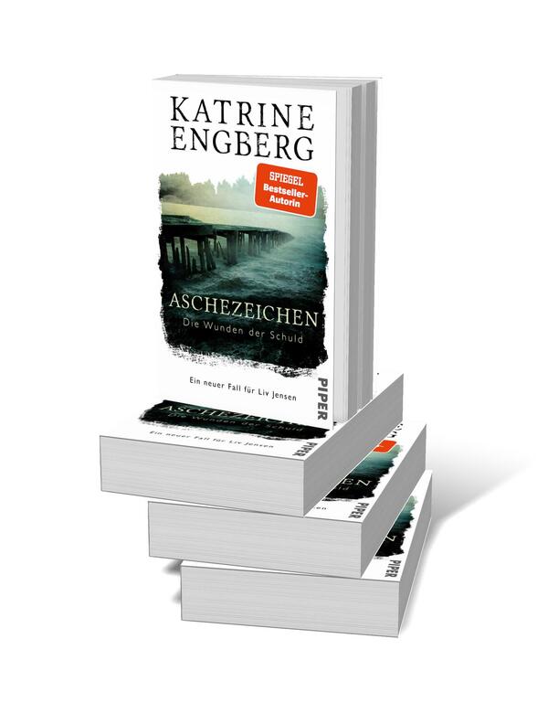 Bücherstapel des Buches „Aschezeichen“