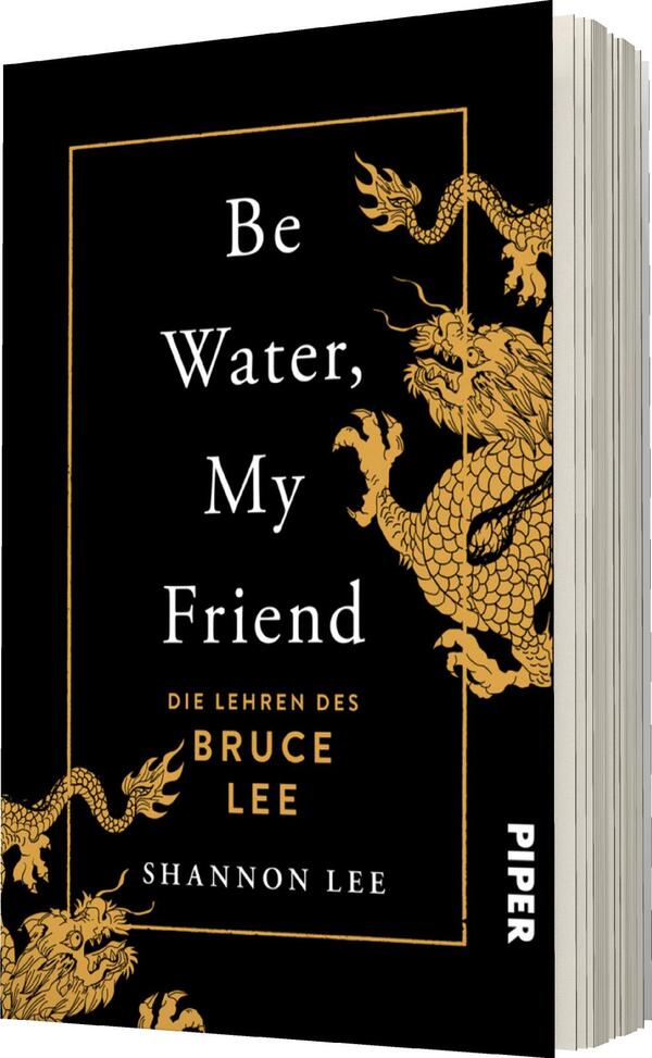 Das Buchcover zeigt einen schwarzen Hintergrund, auf dem goldene Drachen und filigrane Elemente hervorgehoben sind. In der oberen Bildhälfte erscheint der Titel „Be Water, My Friend“ in eleganter Schrift, während darunter der Untertitel „Die Lehren des BRUCE LEE“ in etwas kleinerer Schriftgröße eingefügt ist. Der Autorennamen „SHANNON LEE“ ist ebenfalls in Gold und zentriert platziert. Das Gesamtbild vermittelt eine zeitlose und inspirierende Atmosphäre, die sowohl Kraft als auch Anmut ausdrückt.