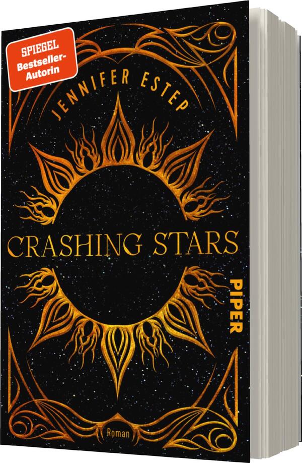 Das Buchcover zeigt einen dunklen, fast schwarzen Hintergrund mit einem glitzernden Sternenhimmel. In der Mitte befindet sich eine große, goldene Sonne mit geschwungenen Strahlen, die dynamisch und feurig wirken. Oberhalb der Sonne steht in goldener Schrift der Name „Jennifer Estep“. Darunter ist der Titel „CRASHING STARS“ in großem, auffälligem Schriftzug platziert. Unten rechts befindet sich das Wort „PIPER“ in kleinerer Schrift. Ein rotes Banner spricht von der Autorin als „SPIEGEL Bestsellerautorin“.