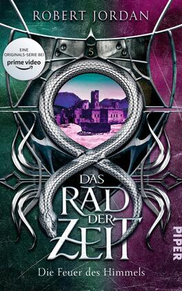 Das Rad der Zeit 5 Das Buchcover zeigt das Werk „Das Rad der Zeit: Die Feuer des Himmels“ von Robert Jordan. Im Mittelpunkt ist ein stilisierter, schlangenförmiger Kreis abgebildet, der ein geografisches Motiv in sanften Blau- und Grüntönen umschließt. Der Hintergrund ist in kräftigen Lila- und Grüntönen gehalten, die eine mystische Atmosphäre erzeugen. Der Titel ist in großer, auffälliger Schrift in Weiß gesetzt, während der Verlagsname „Piper“ in einer kleineren, hellen Schrift am rechten Rand platziert ist. Ein Aufkleber im oberen Bereich weist auf die Original-Serie bei Prime Video hin.