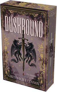 Das Buchcover zeigt den großen Titel „DUSKBOUND“ in hohen, hellen Serifbuchstaben vor einem rauchig-lila bis mauvefarbenen Hintergrund. Zentral ein senkrecht stehendes Schwert, von zwei schwarzen, drachenähnlichen Flügelfiguren flankiert; an der Schwertspitze ein einzelner roter Blutstropfen. Goldene ornamentale Bordüre und florale Verzierungen, kleine goldene Sterne. Unter dem Bild die Zeile „Die Schatten in ihr“ und die Autorennamen Grenwich & Lennox. Düsterer, mystischer Ton.