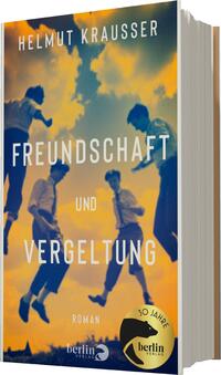 Das Buchcover zeigt eine dynamische Szene mit vier jungen Männern, die in einem sonnigen, wolkigen Himmel spielen. Die Farben sind warm und strahlen eine nostalgische Atmosphäre aus, mit einem Übergang von Gelb zu Blau. Der Titel „Freundschaft und Vergeltung“ ist in großen, weißen Buchstaben mittig platziert, während der Autor „Helmut Krausser“ oben in kleinerer Schrift steht. Am unteren Rand befindet sich ein Label mit „30 Jahre“, das das Jubiläum des Verlags kennzeichnet.