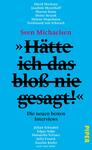 Das Buchcover zeigt einen leuchtend blauen Hintergrund. Zentral steht der Titel „Hätte ich das bloß nie gesagt!“ in auffälliger, schwarzer Typografie, wobei das Wort „das“ durchgestrichen ist. Unter dem Titel sind die Worte „Die neuen besten Interviews“ in kleinerer, schwarzer Schrift angeordnet. Unten sind die Namen mehrerer Interviewpartner in einer schmalen Schrift aufgeführt. Der Verlagssignet in Gelb befindet sich in der unteren rechten Ecke. Die Gesamtatmosphäre ist modern und provokant.
