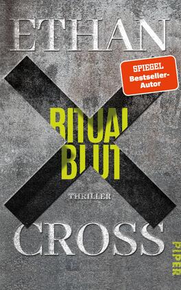 Das Buchcover zeigt einen strukturierten, grau metallicen Hintergrund, der an Beton erinnert. In der Mitte verläuft ein schwarzes „X“, das den Titel „Ritualblut“ in leuchtendem Grün überlagert. Darunter steht „THRILLER“ in schlichter Schrift. Der Autorname „Ethan Cross“ erscheint in weißer, auffälliger Typografie am unteren Rand. Oben rechts ist ein rotes Label mit der Aufschrift „SPIEGEL Bestseller-Autor“ platziert. Die Gesamtatmosphäre vermittelt Spannung und Dramatik.