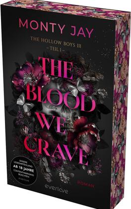 Das Buchcover zeigt ein dunkles, schwarzes Layout mit einem zentralen, teilweise verdeckten Totenschädel, umwoben von tiefrosa bis blutroten Blüten und silbrig schimmernden Schmetterlingen. Der Titel „THE BLOOD WE CRAVE“ steht groß, fett und in knalligem Pink, darüber der Autorname „MONTY JAY“ in kleinerer Großschrift; darüber schmale Zeile „THE HOLLOW BOYS III – TEIL I“. Unten links ein Rundbutton mit dem Text „UNSERE LESEEMPFEHLUNG: AB 18 JAHRE CONTENTWARNUNG BEACHTEN“.