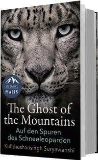 Das Buchcover zeigt ein großformatiges, frontales Porträt eines Schneeleoparden mit grauem, geflecktem Fell und auffälligen hellblauen Augen. Im unteren Drittel steht der Titel in großer weißer Serifenschrift „The Ghost of the Mountains“, darunter in kleinerer türkiser Schrift die deutsche Unterzeile „Auf den Spuren des Schneeleoparden“. Unten links in kleiner kupferfarbener Schrift steht der Autorenname Kulbhushansingh Suryawanshi. Die Bildwirkung ist eindringlich und ruhig.