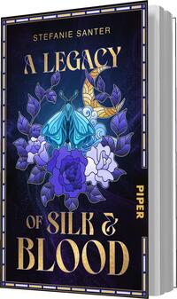 Das Buchcover zeigt einen tiefblauen Hintergrund, der eine geheimnisvolle Atmosphäre vermittelt. In der Mitte befinden sich stilisierte Illustrationen von blauen Schmetterlingen und zarten Blumen in Lila- und Weißtönen. Der Titel „A Legacy of Silk & Blood“ ist in einer eleganten goldenen Schriftart prominent platziert. Darüber steht der Name der Autorin „Stefanie Santer“. Am unteren Rand ist der Verlag „PIPER“ in schlichter Schrift zu sehen.