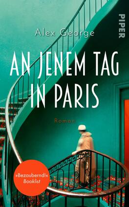 Das Buchcover zeigt eine elegante, geschwungene Treppe in einem mysteriösen, mintgrünen Raum. Eine stilisierte Figur in einem hellen Mantel und Hut schreitet die Treppe hinunter. Der Titel „AN JENEM TAG IN PARIS“ ist in großen, weißen Buchstaben oben platziert, während der Autor Alex George in einer anderen Schriftart darüber steht. Am unteren Rand des Covers befindet sich ein auffälliger, oranger Kreis mit dem Text „„Bezaubernd!“ Booklist“, der den Eindruck von Lebhaftigkeit verstärkt.