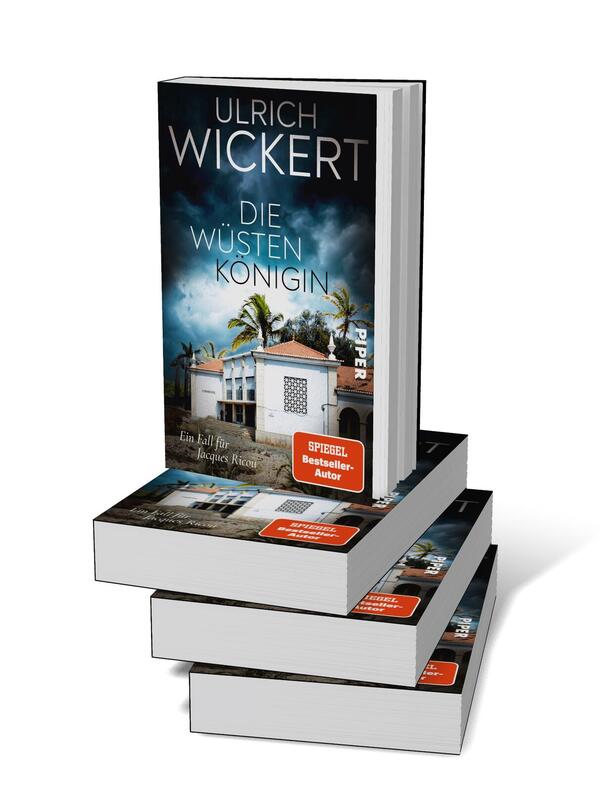Bücherstapel des Buches „Die Wüstenkönigin“