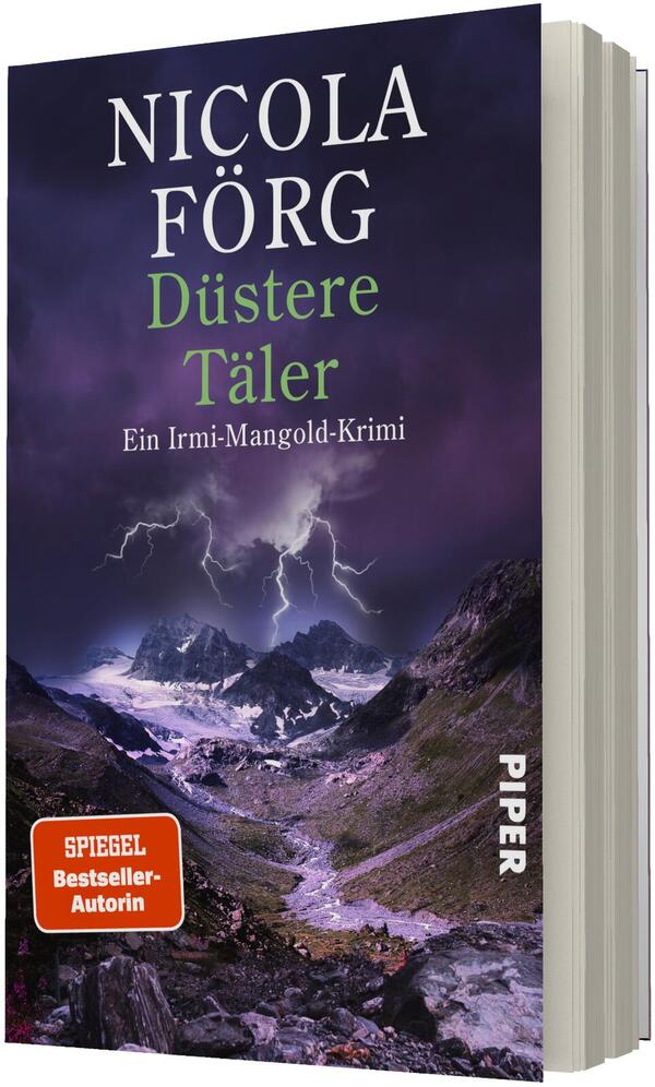 Das Buchcover zeigt eine düstere, violett-dunkelblaue Berglandschaft mit zerklüfteten Tälern, vereinzelten Schneeflecken und einem blitzenden Gewitterhimmel. Oben großer weißer Serifenschriftzug „Nicola Förg“, darunter der Titel in grüner Serifenschrift „Düstere Täler“ und kleiner weißer Untertitel „Ein Irmi‑Mangold‑Krimi“. Unten links ein orangefarbener Badge mit dem Text „SPIEGEL Bestseller‑Autorin“. Atmosphäre: dramatisch, unheilvoll.