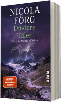 Das Buchcover zeigt eine düstere, violett-dunkelblaue Berglandschaft mit zerklüfteten Tälern, vereinzelten Schneeflecken und einem blitzenden Gewitterhimmel. Oben großer weißer Serifenschriftzug „Nicola Förg“, darunter der Titel in grüner Serifenschrift „Düstere Täler“ und kleiner weißer Untertitel „Ein Irmi‑Mangold‑Krimi“. Unten links ein orangefarbener Badge mit dem Text „SPIEGEL Bestseller‑Autorin“. Atmosphäre: dramatisch, unheilvoll.