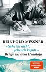 Das Buchcover zeigt einen älteren Mann mit grauen Haaren, der in einem schwarz-weißen Rahmen konzentriert einen Brief schreibt. Seine Hand und der Stift sind deutlich sichtbar. Im unteren Bereich steht in großen, weißen Buchstaben „REINHOLD MESSNER“, gefolgt von dem Zitat „Gehe ich nicht, gehe ich kaputt.“ und dem Untertitel „Briefe aus dem Himalaja“. Das Cover nutzt sanfte Blautöne und vermittelt eine meditative, nachdenkliche Atmosphäre.