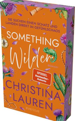 Das Buchcover zeigt einen lebendigen, orangenen Hintergrund mit einer Illustrationsanordnung aus verschiedenen Pflanzen, darunter Kakteen und lila Blüten. Oberhalb des Titels „SOMETHING Wilder“ steht der Untertitel „Roman“ in einer verspielten Schrift. Darunter prangt der Autorinnennamen „CHRISTINA LAUREN“ in einer markanten, weißen Typografie. Am oberen Rand befindet sich zusätzlich der Hinweis „SIE SUCHEN EINEN SCHATZ UND LANDEN DIREKT IM GEFÜHLSCHAOS“. Eine dynamische und einladende Atmosphäre wird durch die fröhlichen Farben und das verspielte Design vermittelt.