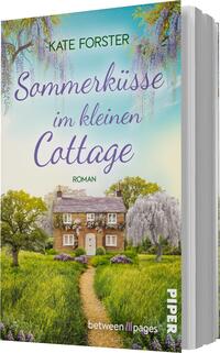 Das Buchcover zeigt ein idyllisches Cottage, umgeben von üppigem Grün und blühenden Bäumen. Über dem Haus erstrecken sich sanfte, pastellige Himmelstöne. Der Titel „Sommerküssen im kleinen Cottage“ ist in verspielter, lila Schrift gehalten und hebt sich vom Hintergrund ab. Darunter steht in schlichter Schrift „Roman“. Das Cover vermittelt eine freundliche, romantische Atmosphäre und lädt zum Träumen ein.