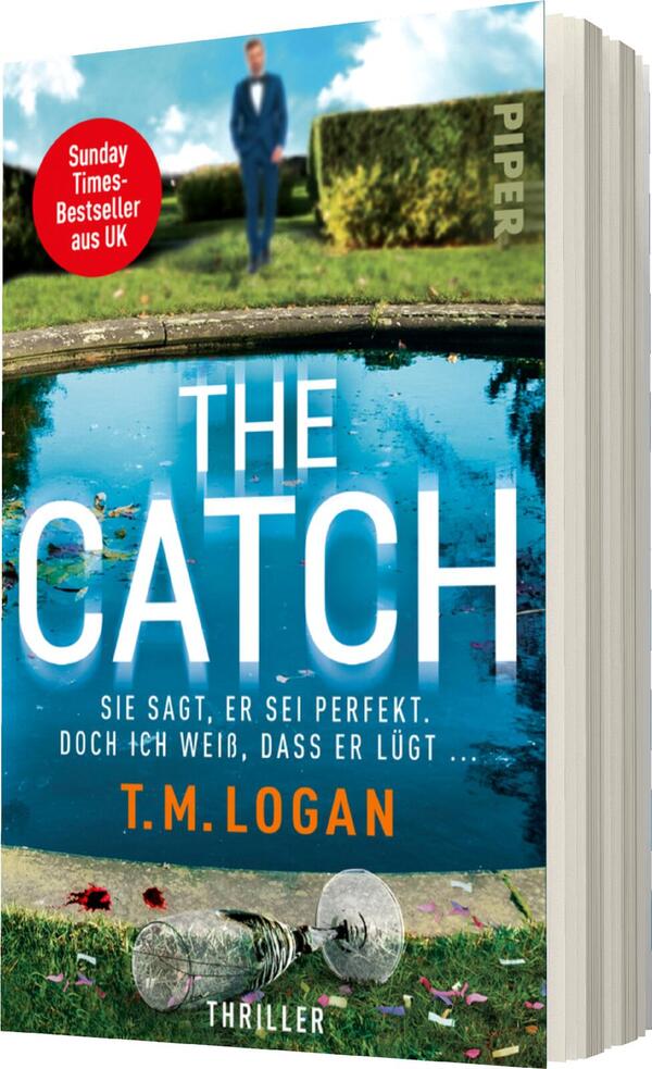 Das Buchcover zeigt einen Mann in formeller Kleidung, der in einem gepflegten Garten steht. Im Vordergrund ist ein klarer Pool zu sehen, der den Himmel und die Umgebung reflektiert. Der Titel „THE CATCH“ ist in großen, weißen Buchstaben aufgeführt, während der Untertitel „SIE SAGT, ER SEI PERFEKT. DOCH ICH WEIß, DASS ER LÜGT ...“ in blauer Schrift darunter steht. Der Autorname „T.M. Logan“ ist in orangefarbenen Buchstaben geschrieben. Oben links befindet sich eine rot umrandete Auszeichnung mit dem Text „Sunday Times-Bestseller aus UK“. Die Farbgestaltung vermittelt eine spannende, mysteriöse Atmosphäre.